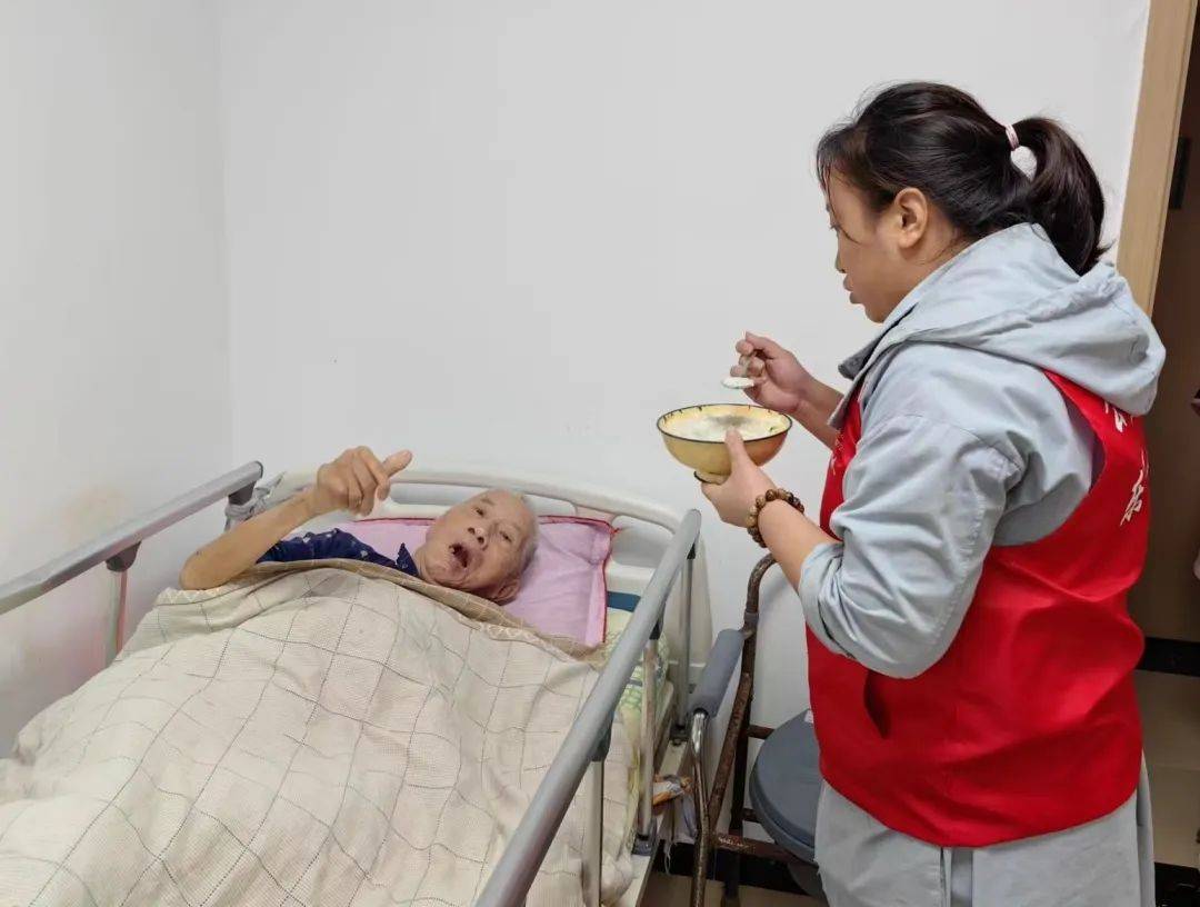 关爱失能老人，中国体育彩票“微光行动”走进万州高梁敬老院